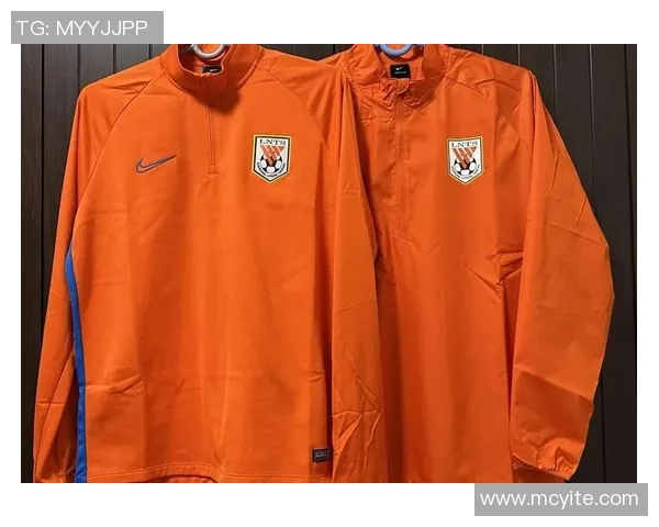 橙色衣服的足球明星如何在赛场上展现个人魅力与团队精神