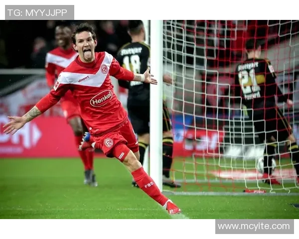 足球明星如何巧妙拉人创造进攻机会提升球队整体战术效果